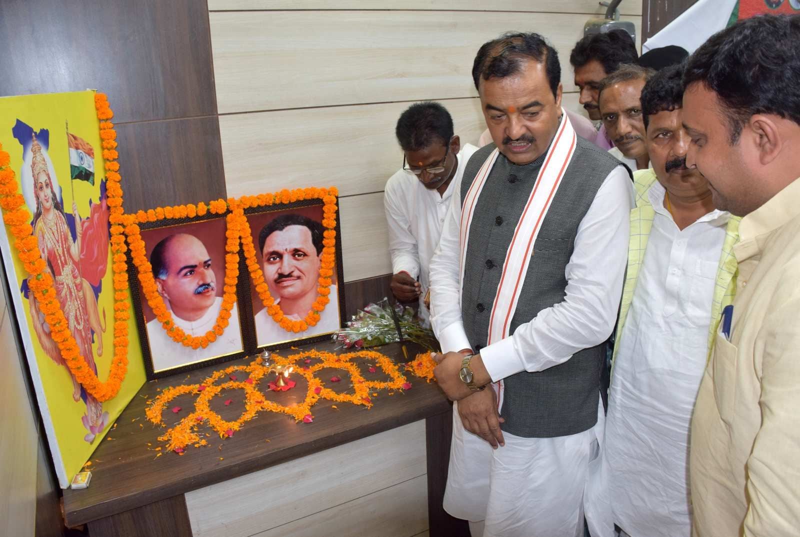 नेहरु हाल में भाजपा के कार्यकर्ता सम्मेलन का शुभारंभ करते प्रदेश के उप मुख्यमंत्री केशव प्रसाद ?