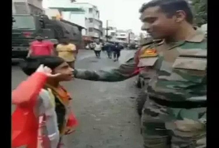 महाराष्ट्र: जब बच्ची ने जवान को किया सलाम, कहा- आप बहुत अच्छा काम करते हो बच्ची ने जवान को सलाम किया