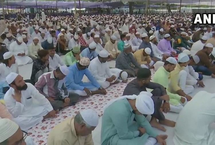 देशभर में आज धूमधाम से ईद मनाई जा रही है