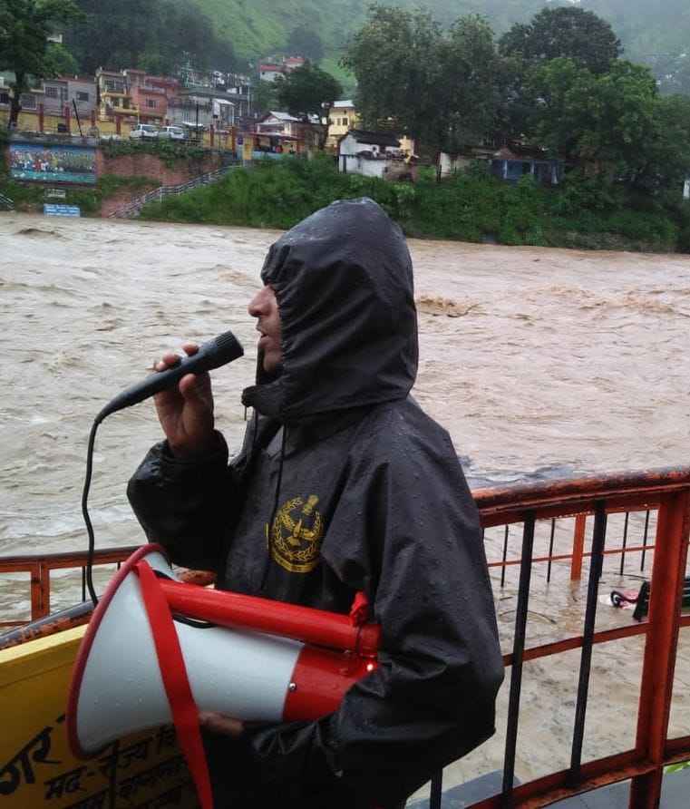 बागेश्वर की नदियों में बाढ़ आने पर लोगों को सावधान करती जल पुलिस। बागेश्वर की नदियों में बाढ़ आने पर लोगों को सावधान करती जल पुलिस।