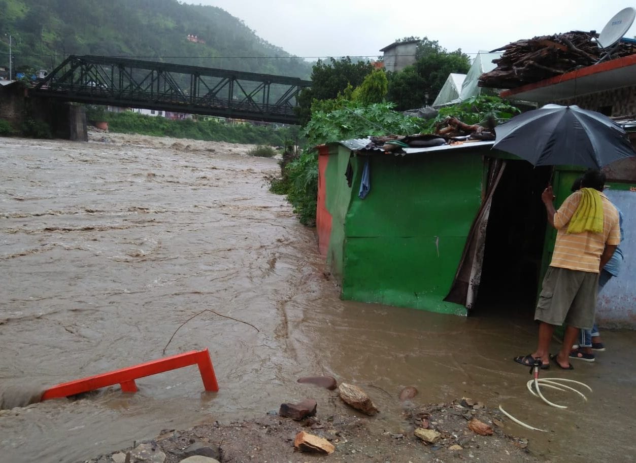 बागेश्वर में गोमती नदी की बाढ़ से बचाने के लिए घर खाली कराए गए। बागेश्वर में गोमती नदी की बाढ़ से बचाने के लिए घर खाली कराए गए।