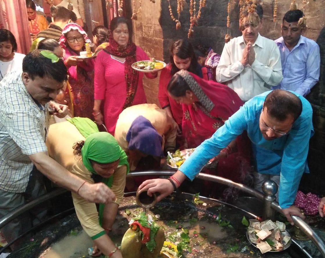 बागनाथ मंदिर बागेश्वर में जलाभिषेक करते श्रद्धालु। बागनाथ मंदिर बागेश्वर में जलाभिषेक करते श्रद्धालु।