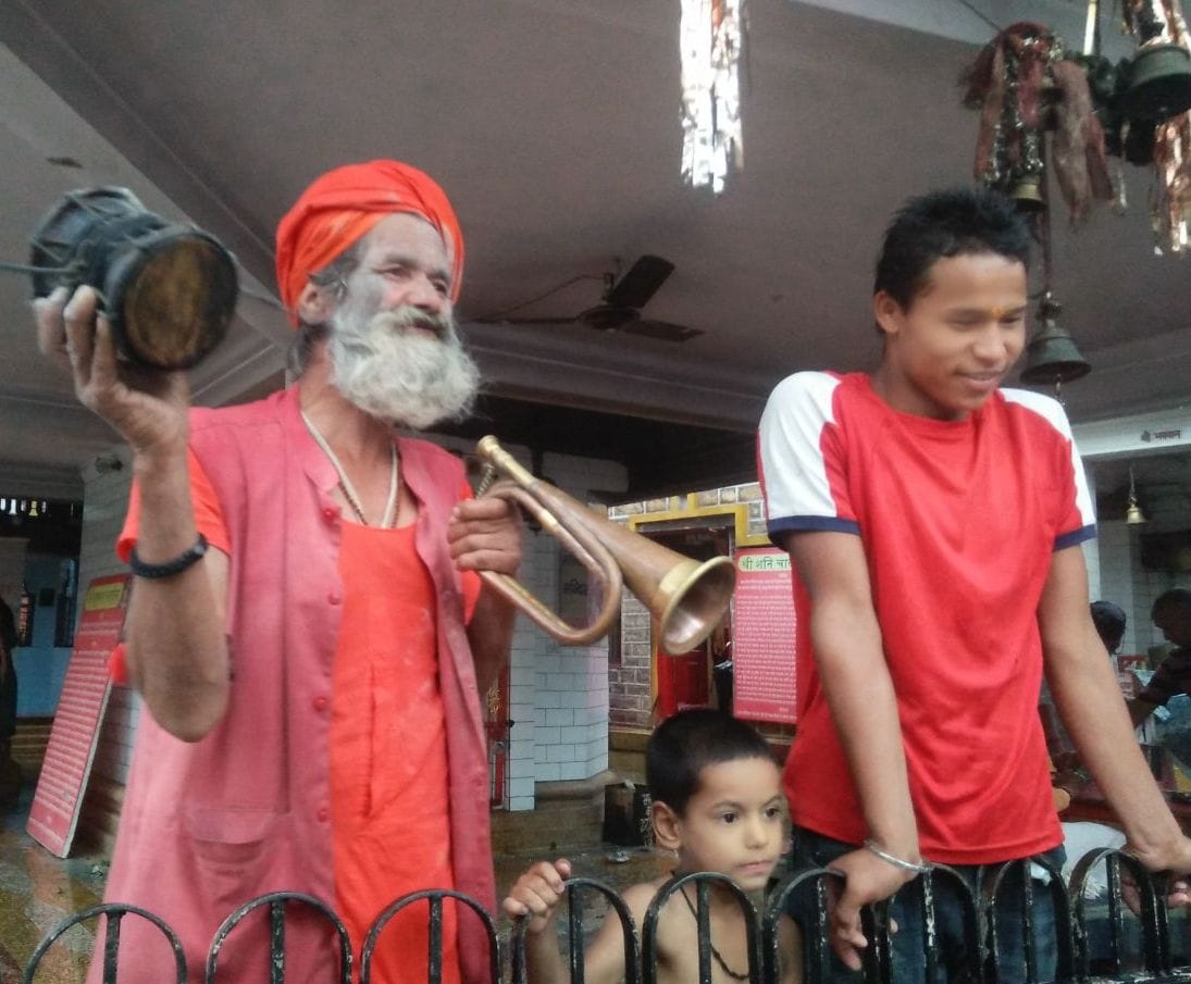 बागेश्वर में डमरू और तुतुरी बजाकर श्रद्धालुओं का ध्यान आकर्षित करता साधू। बागेश्वर में डमरू और तुतुरी बजाकर श्रद्धालुओं का ध्यान आकर्षित करता साधू।