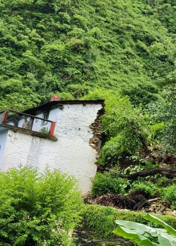 बागेश्वर के पंद्रहपाली गांव में अतिवृष्टि से टूटा मकान। बागेश्वर के पंद्रहपाली गांव में अतिवृष्टि से टूटा मकान।