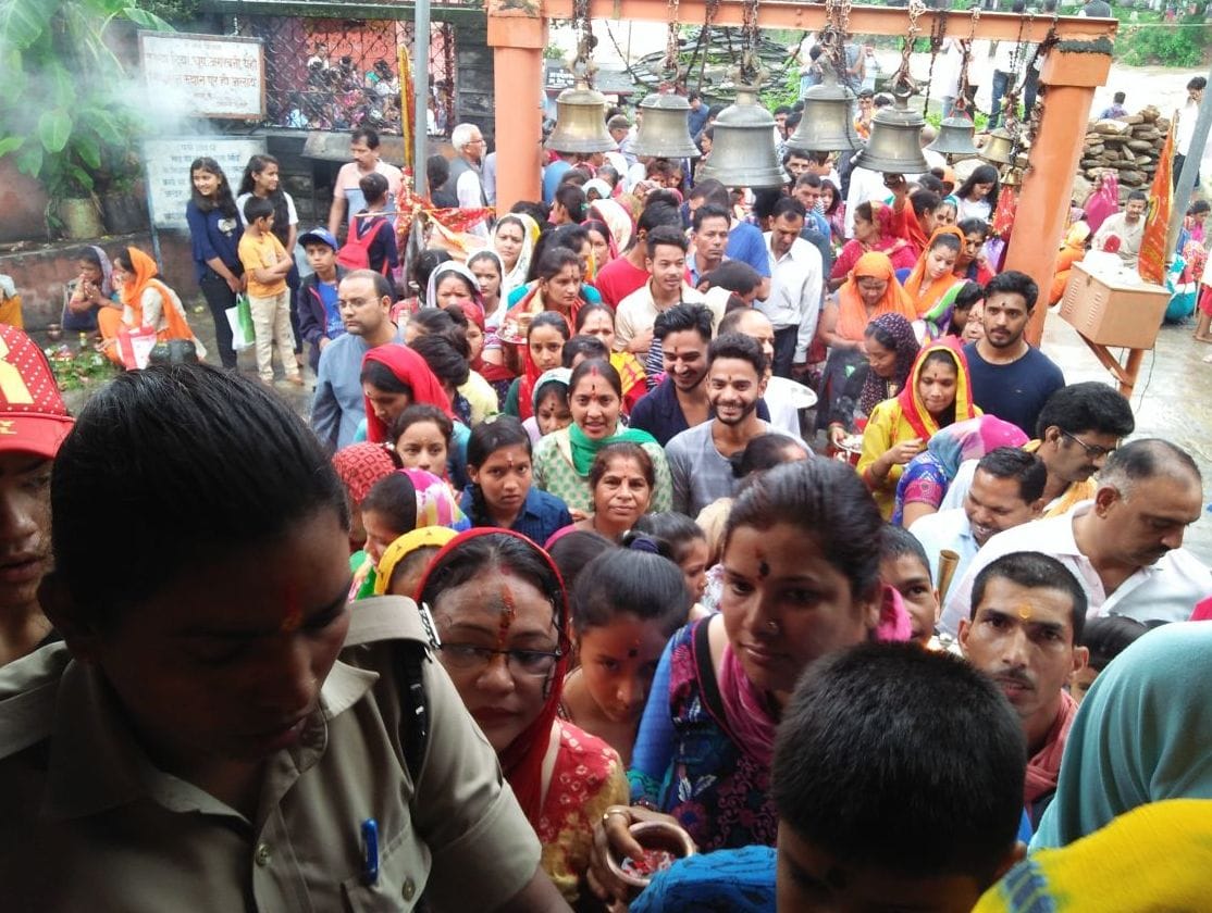 बागेश्वर में भोलेशंकर को जल चढ़ाने पहुंचे भक्त। बागेश्वर में भोलेशंकर को जल चढ़ाने पहुंचे भक्त।