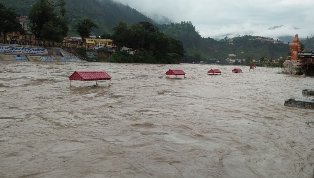 बागेश्वर में सरयू नदी के जलमग्न घाट। बागेश्वर में सरयू नदी के जलमग्न घाट।