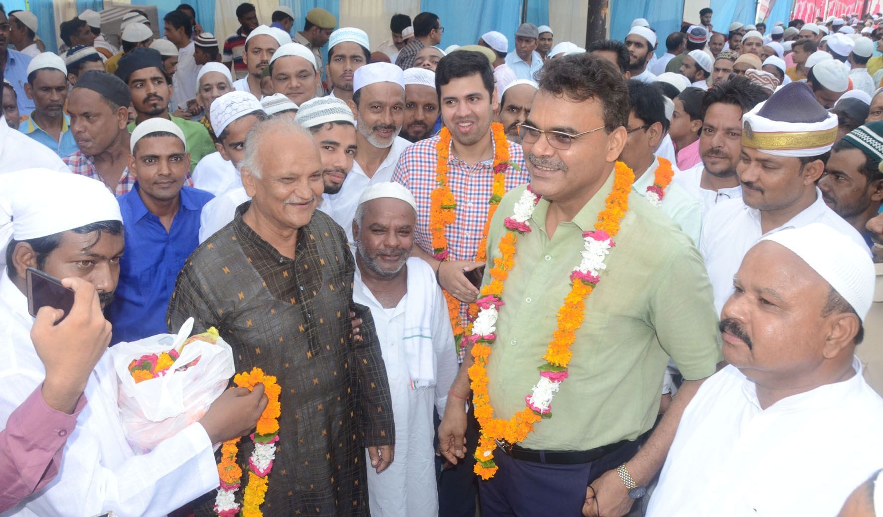 ईद की मुबारकबाद देते जिलाधिकारी व मुख्य विकास अधिकारी। ईद की मुबारकबाद देते जिलाधिकारी व मुख्य विकास अधिकारी।