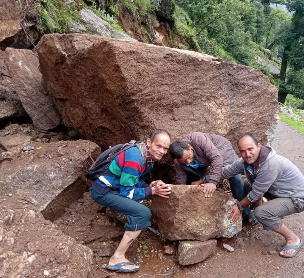 कपकोट के ग्राम रातिरकेटी से गोगिना जाने वाली रोड पर गिरे बोल्डर। कपकोट के ग्राम रातिरकेटी से गोगिना जाने वाली रोड पर गिरे बोल्डर।