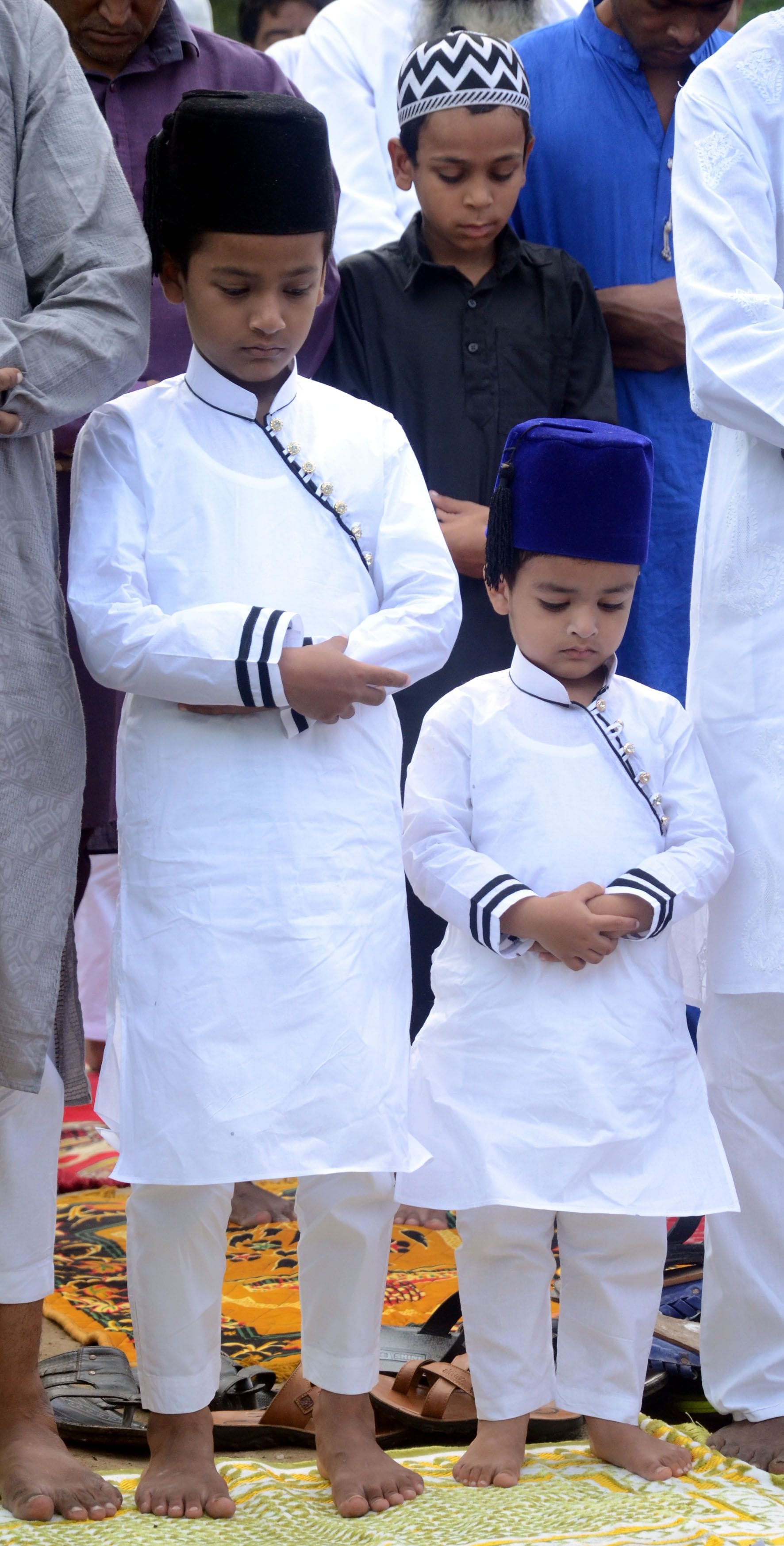 शाहजमाल ईदगाह में नमाज अदा करते बच्चे। शाहजमाल ईदगाह में नमाज अदा करते बच्चे।