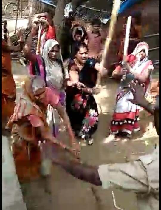 मानधाता के पीपरपुर में दरोगा को लाठी डंडा लेकर मारती महिलाएं। मानधाता के पीपरपुर में दरोगा को लाठी डंडा लेकर मारती महिलाएं।