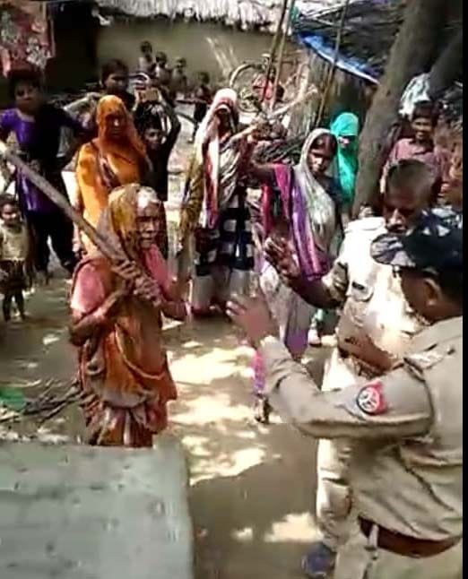 मानधाता के पीपरपुर में दरोगा को लाठी डंडा लेकर मारती महिलाएं। मानधाता के पीपरपुर में दरोगा को लाठी डंडा लेकर मारती महिलाएं।