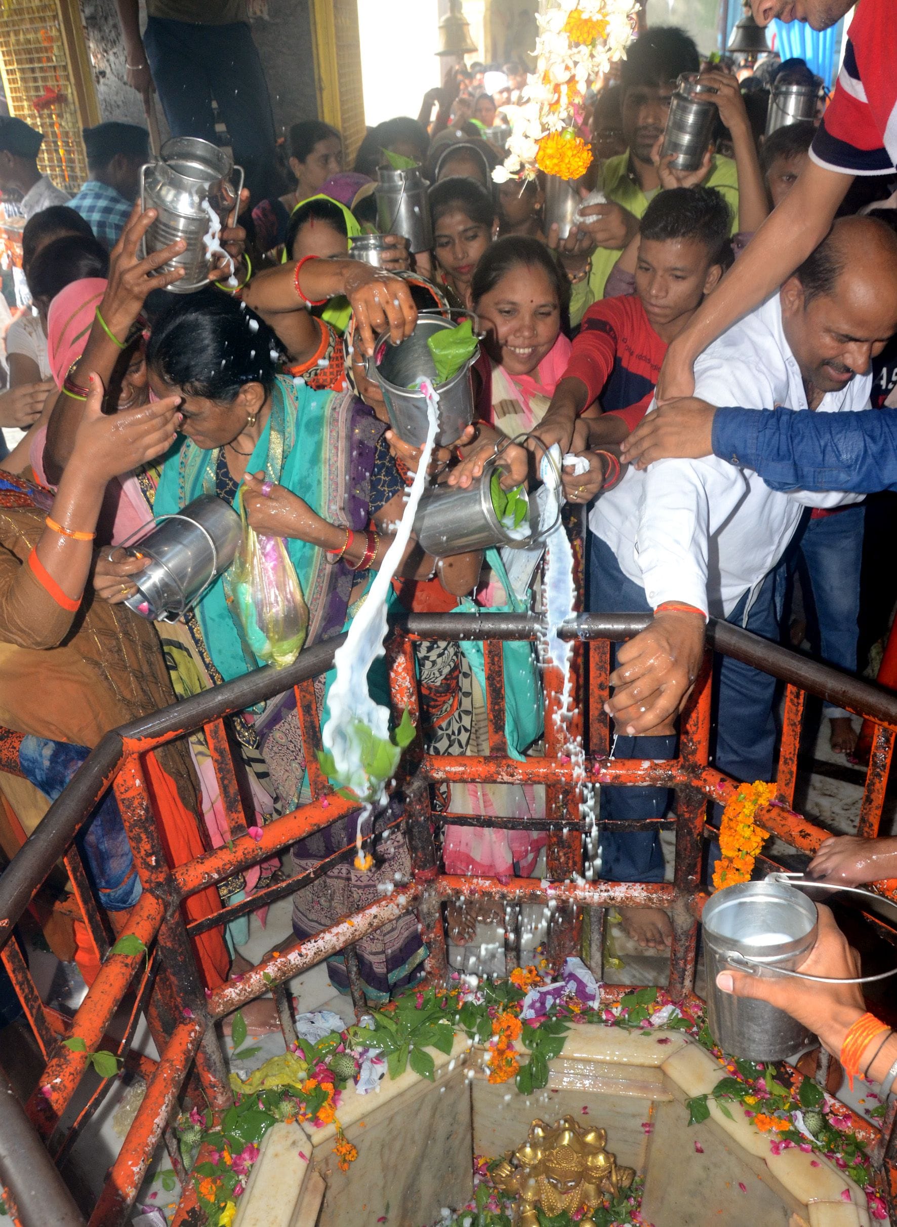 खेरेश्वर महादेव धाम में जलाभिषेक करने को उमड़ी भक्तों की भीड़। खेरेश्वर महादेव धाम में जलाभिषेक करने को उमड़ी भक्तों की भीड़।
