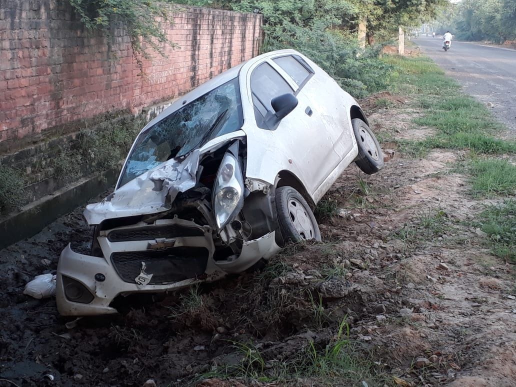 31-राजौंद। घटनास्थल पर क्षतिग्रस्त खड़ी कार।