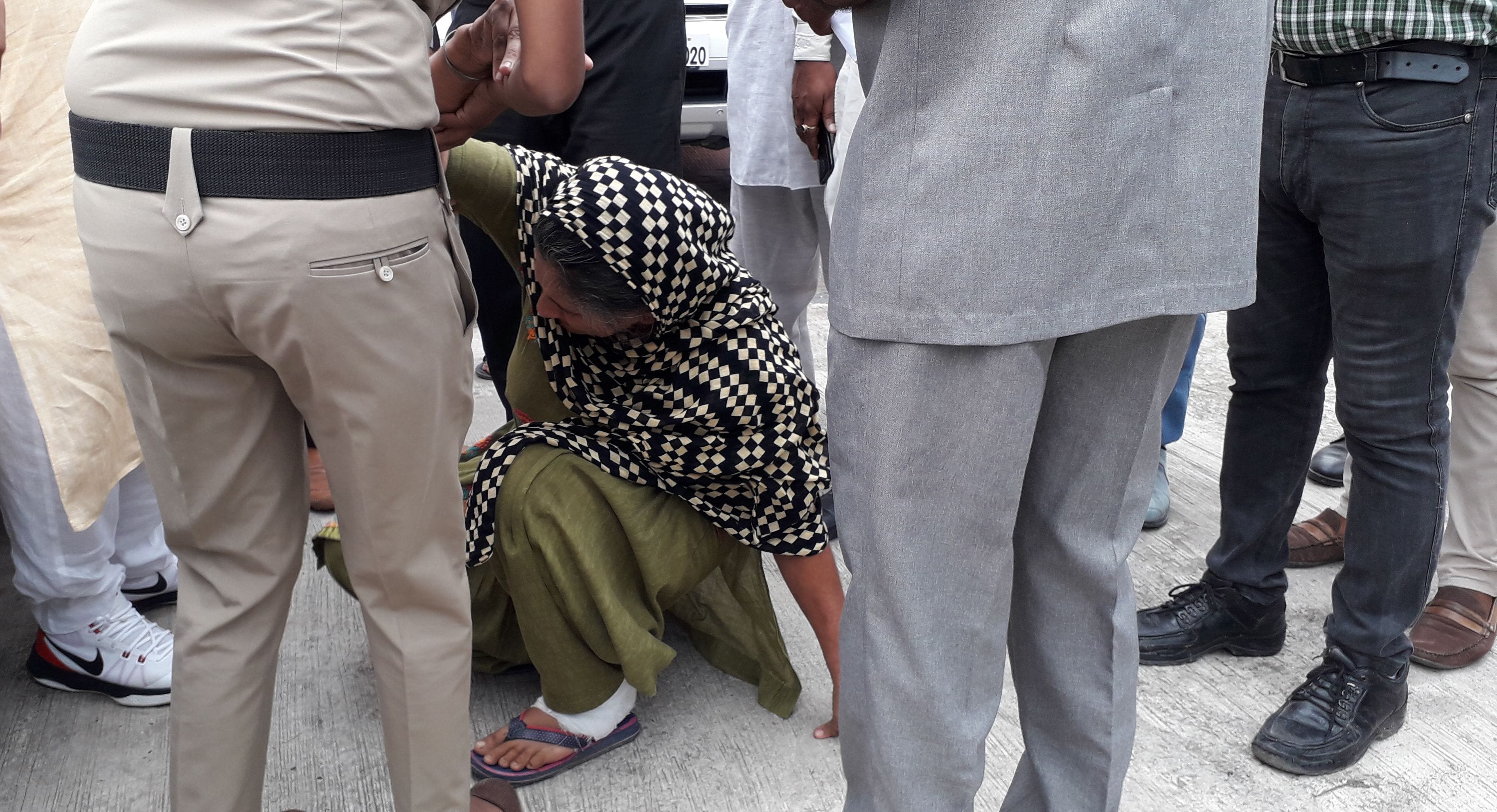 अरोपी तलविंद्र की माता सरपंच के पैरो में गीरी हुई को उठाता पुलिस कर्मी