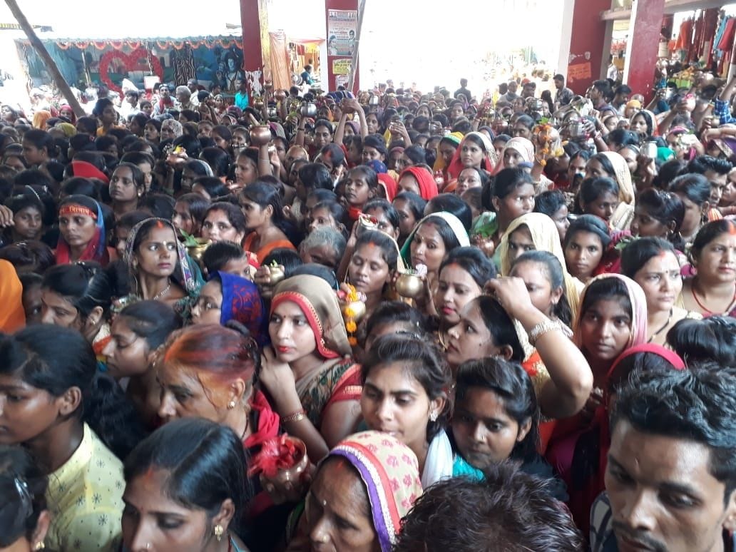 बाबा घुइसरनाथ धाम में जलाभिषेक को उमड़ी श्रद्धालुओं की भीड़।