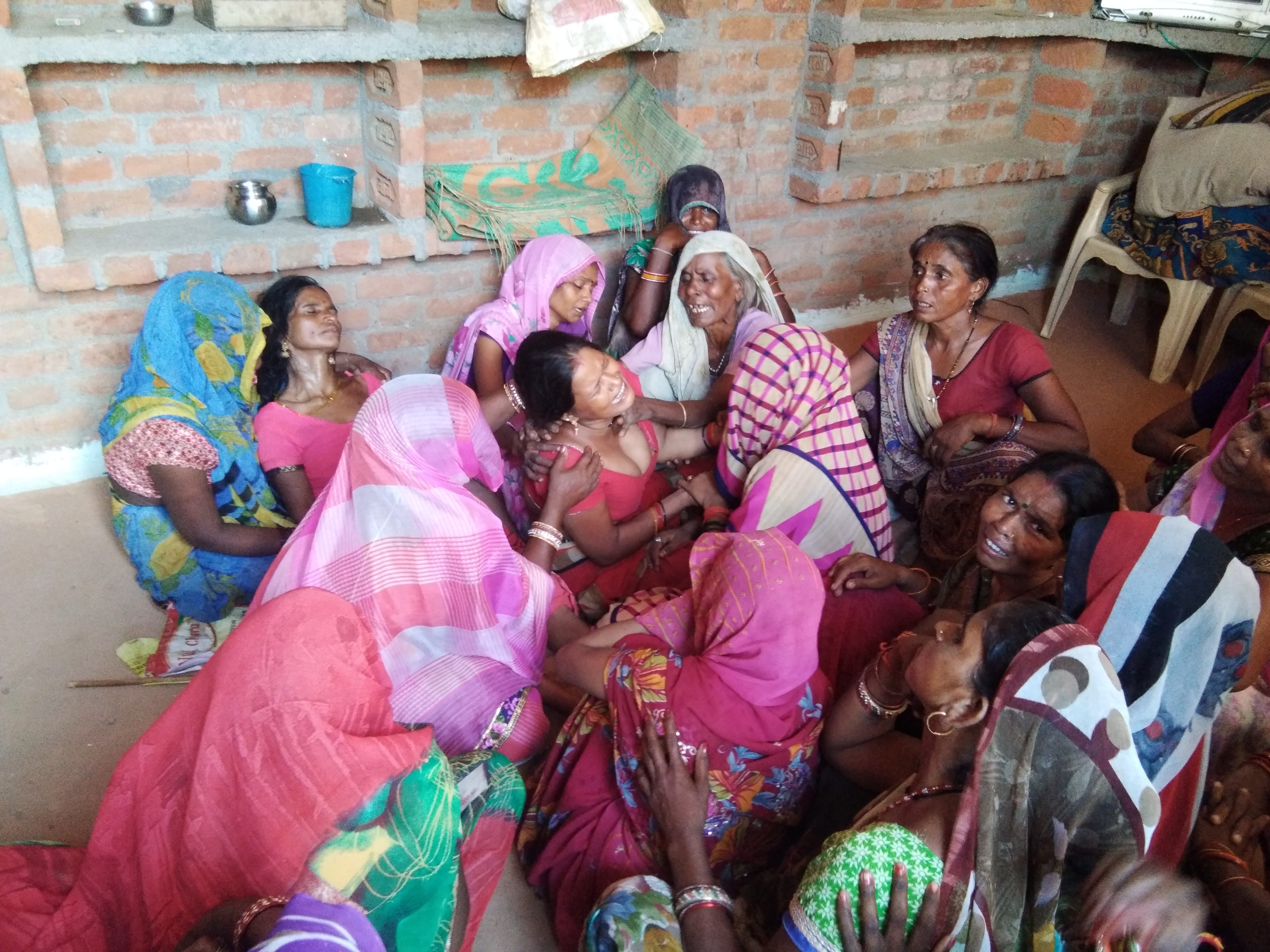 मृतक के घर में रोते बिलखते परिजन। मृतक के घर में रोते बिलखते परिजन।