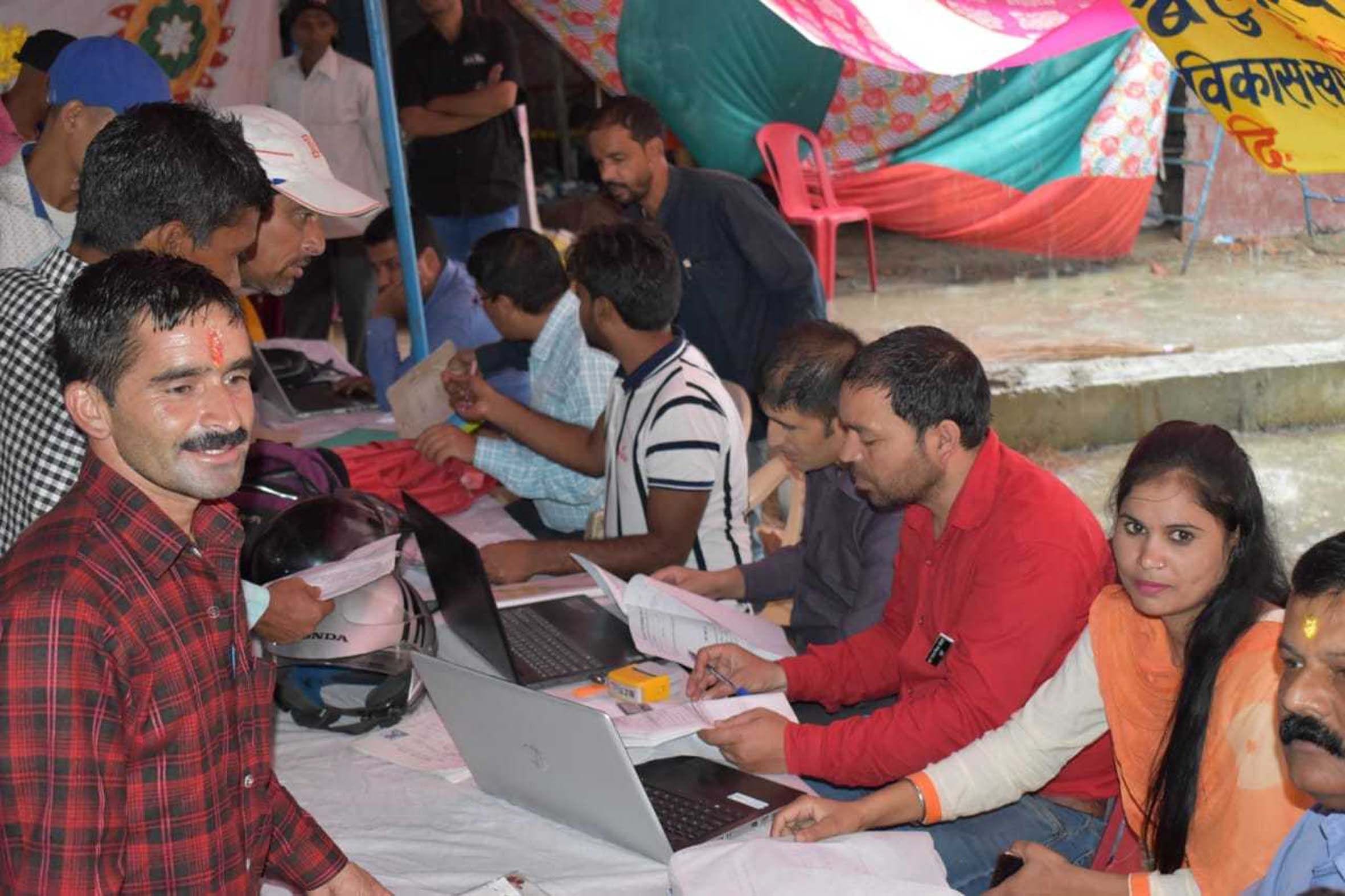 देवीधुरा बहुउ्देश्यीय शिविर में आवेदन जमा कराते ग्रामीण।