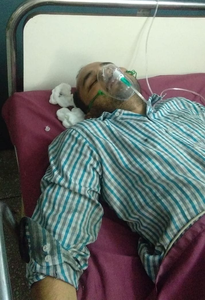 प्राइवेट अस्पताल में उपचाराधीन हेल्पर संदीप। प्राइवेट अस्पताल में उपचाराधीन हेल्पर संदीप।