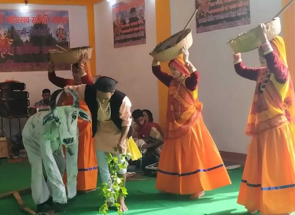 चामी चौमेल के आषाढ़ी महोत्सव में कार्यक्रम प्रस्तुत करते कलाकार। चामी चौमेल के आषाढ़ी महोत्सव में कार्यक्रम प्रस्तुत करते कलाकार।