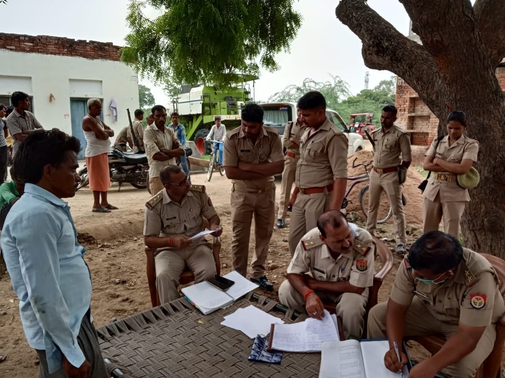 मामले में लिखापढ़ी करती आटा पुलिस। मामले में लिखापढ़ी करती आटा पुलिस।