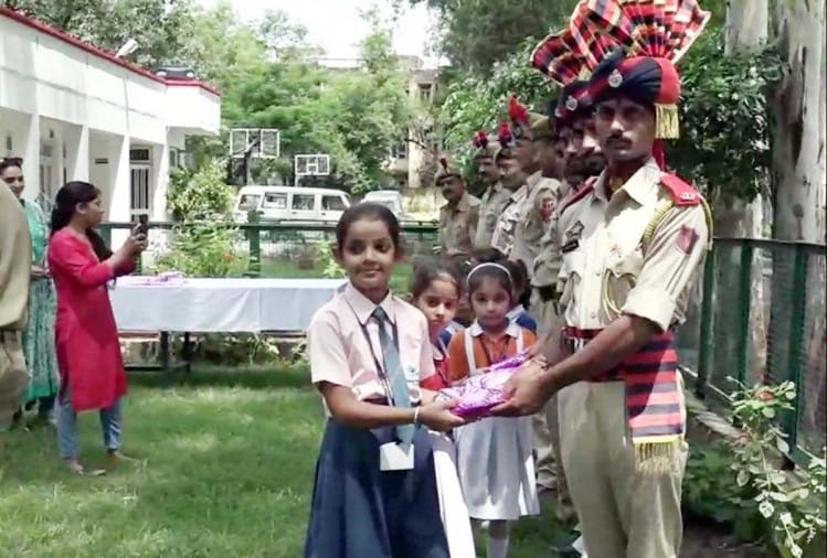 छात्राओं ने जवानों की कलाई पर बांधी राखी