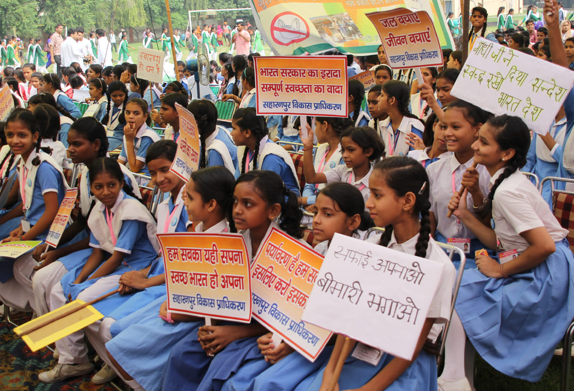 स्टेडियम में आयोजित कार्यक्रम में भाग लेते स्कूली बच्चे स्टेडियम में आयोजित कार्यक्रम में भाग लेते स्कूली बच्चे