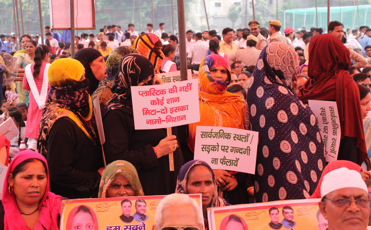 स्टेडियम में आयोजित कार्यक्रम में भाग लेती महिलाएं स्टेडियम में आयोजित कार्यक्रम में भाग लेती महिलाएं
