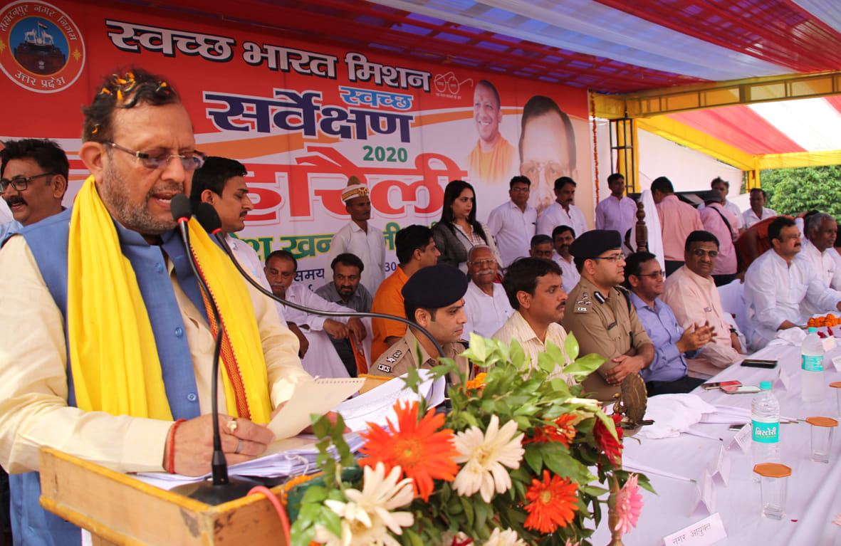 स्टेडियम में आयोजित कार्यक्रम में विचार रखते नगर विकास मंत्री सुरेश खन्ना स्टेडियम में आयोजित कार्यक्रम में विचार रखते नगर विकास मंत्री सुरेश खन्ना