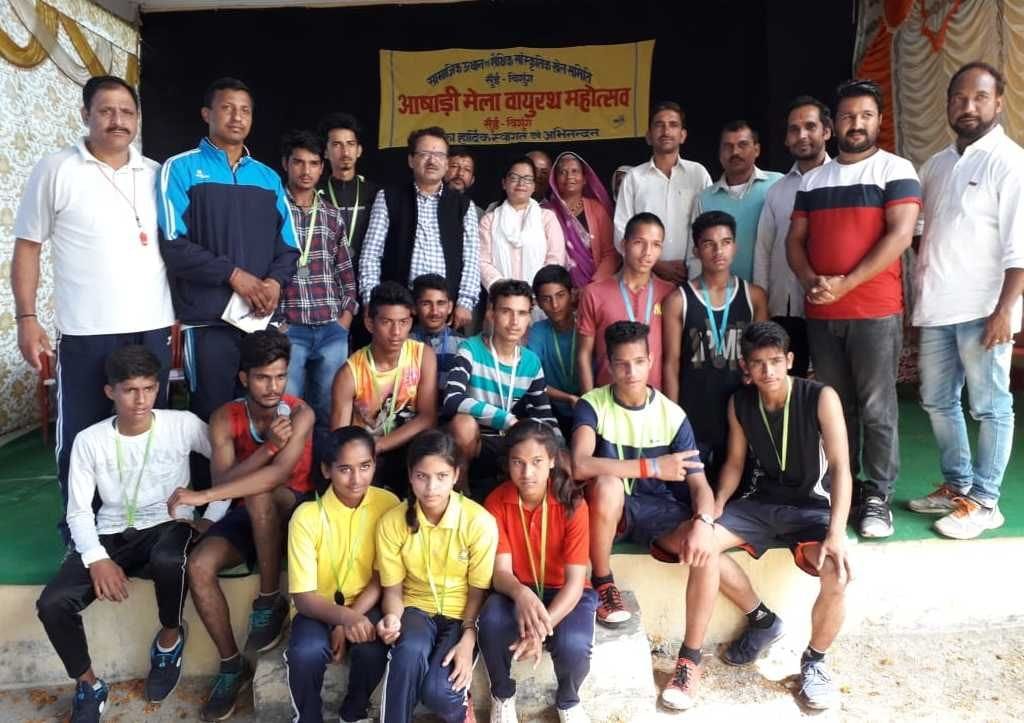 सुंई के वायुरथ महोत्सव में आयोजित मैराथन रेस में अब्बल रहे प्रतियोगियों को पुरस्कृत करती नेशनल ? सुंई के वायुरथ महोत्सव में आयोजित मैराथन रेस में अब्बल रहे प्रतियोगियों को पुरस्कृत करती नेशनल ?