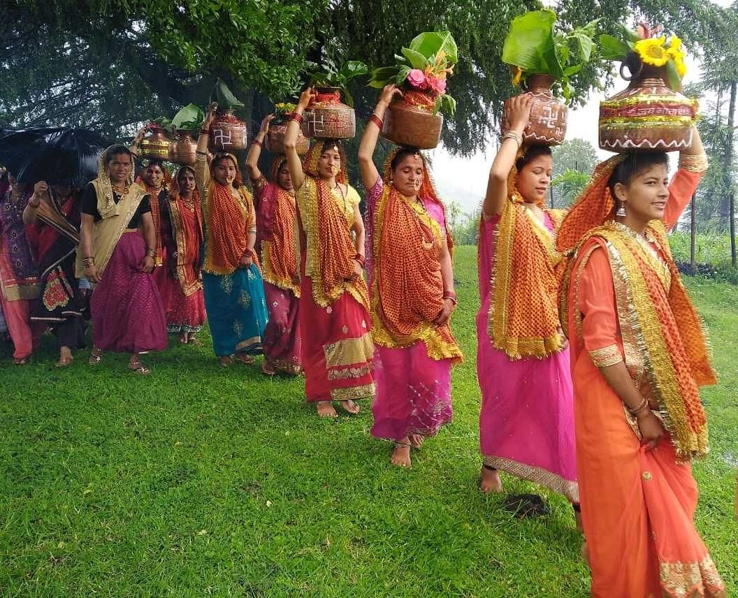 वल्सों में शुरू हुए अषाड़ी महोत्सव में कलश यात्रा निकालतीं महिलाएं।