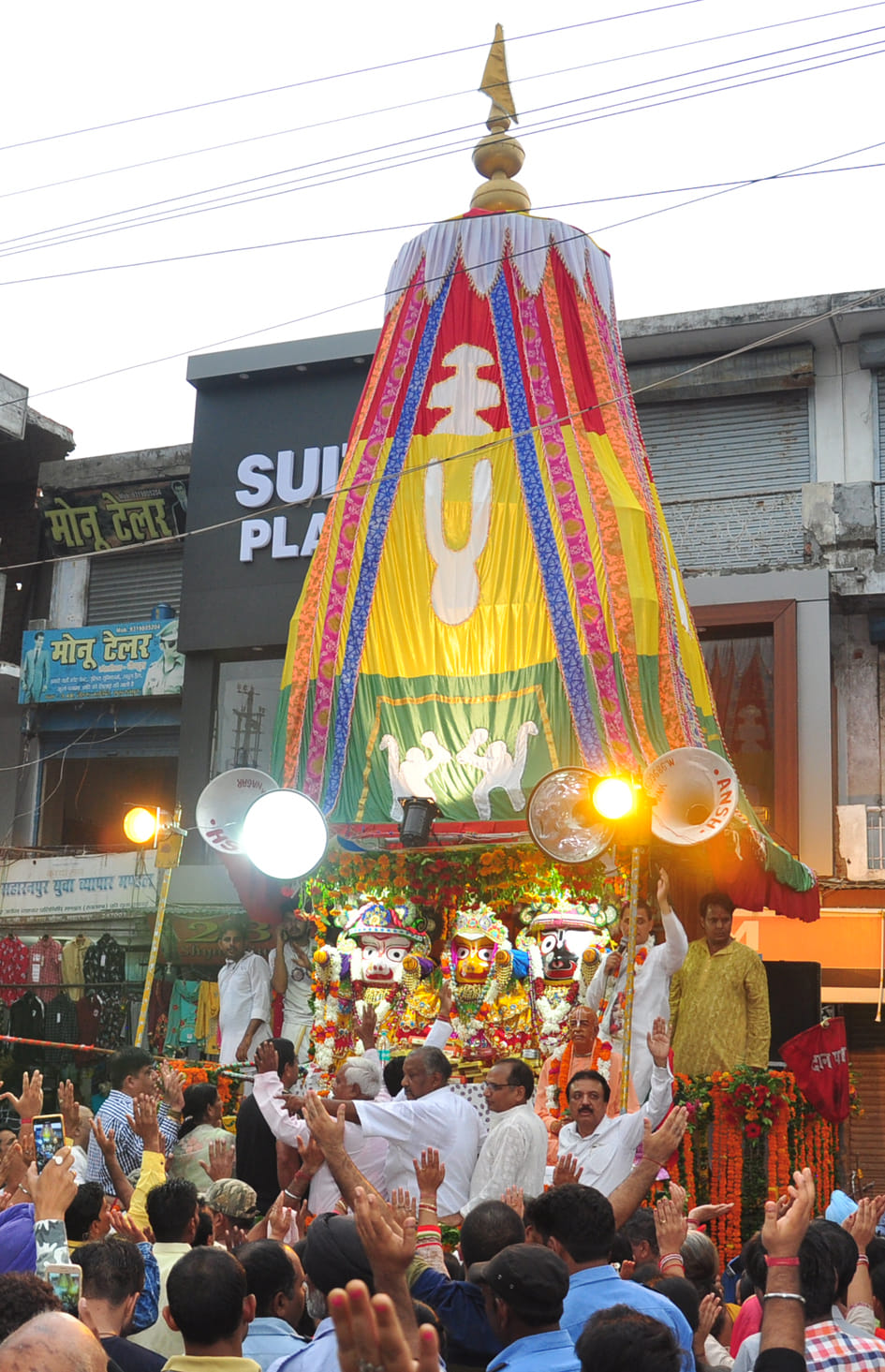 सहारनपुर के श्रीराम चौक से निकली भगवान जगन्नाथ जी रथ यात्रा मे जयघोष करते श्रद्घालु