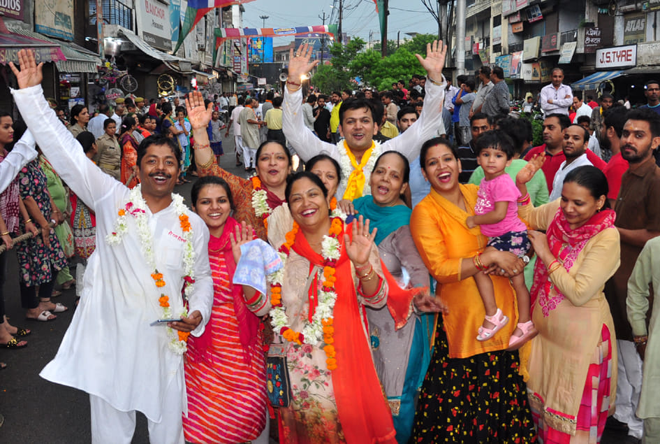 सहारनपुर के श्रीराम चौक से निकली भगवान जगन्नाथ जी रथ यात्रा में जयघोष करते श्रद्घालु