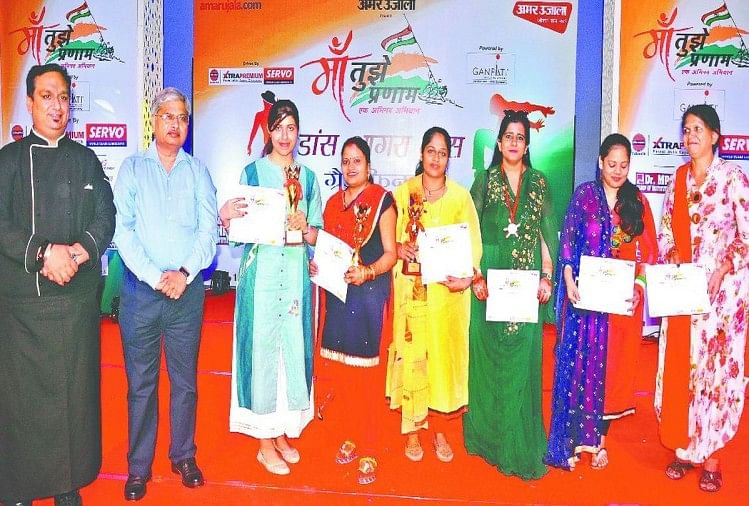 मां तुझे प्रणाम: अनुष्का रोचानी बनीं अमर उजाला कुकरी शो की विजेता कुकरी शो की प्रतिभागी मुख्य अतिथि के साथ।