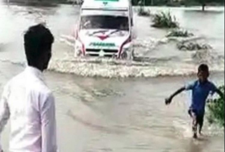 बच्चे ने बाढ़ में एंबुलेंस को दिखाया रास्ता