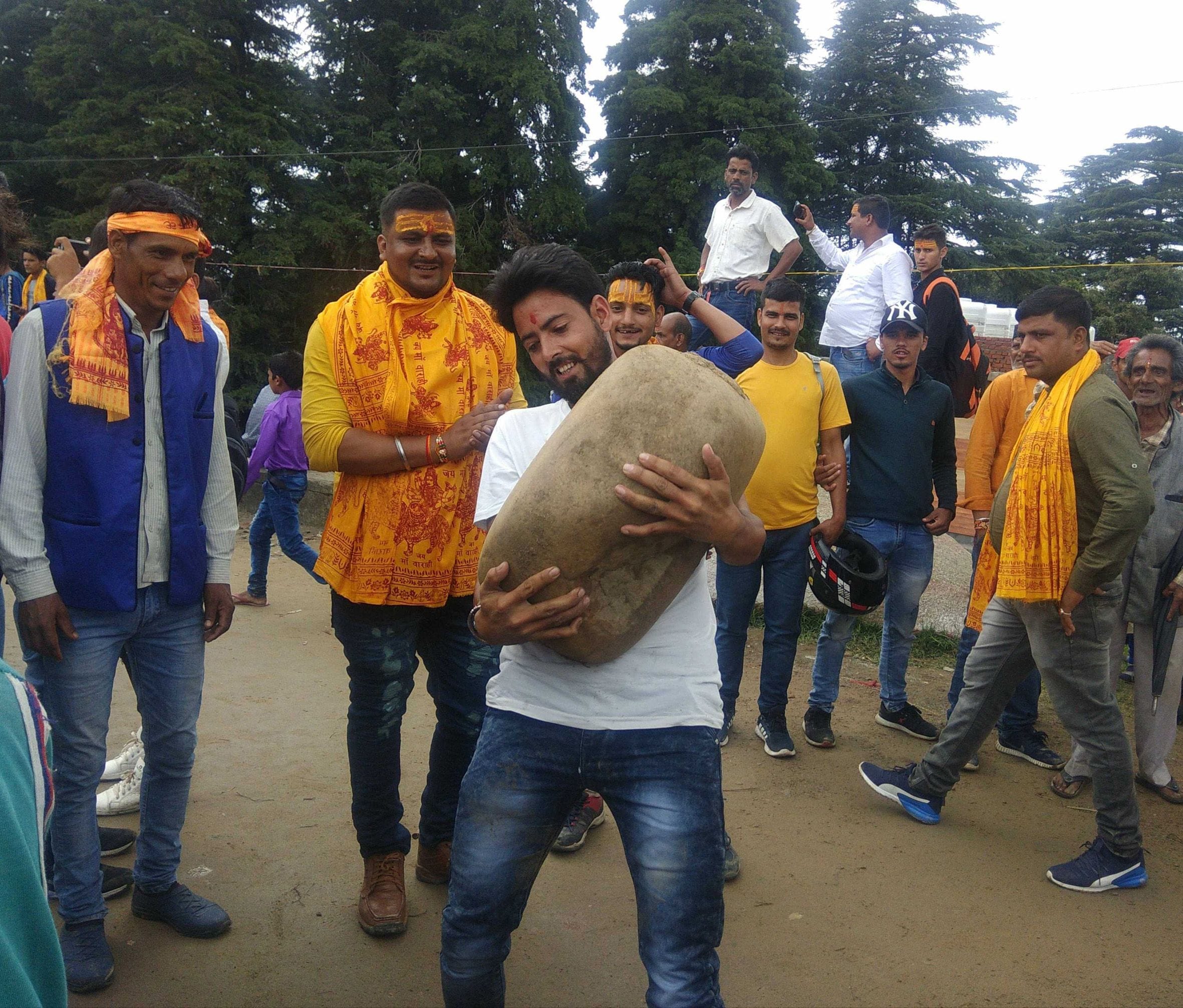 आस्था की ताकत:देवीधुरा के खोलीखांण मैदान में एक कुंतल से अधिक वजन के पत्थर को सहजता से उठाता एक श्? आस्था की ताकत:देवीधुरा के खोलीखांण मैदान में एक कुंतल से अधिक वजन के पत्थर को सहजता से उठाता एक श्?