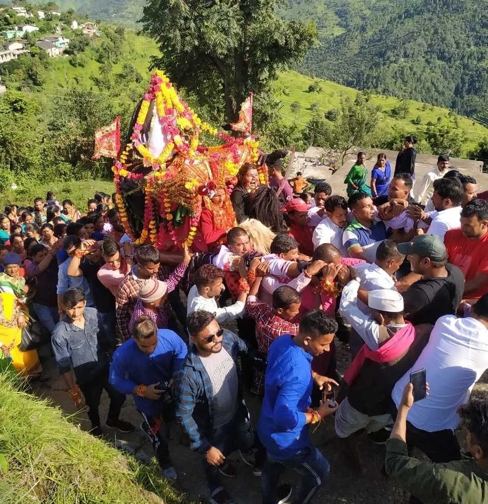 बाराकोट ब्लाक के चामी में माँ भगवती, माँ महाकाली की डोला यात्रा को मंदिर ले जाते श्रद्धालु। बाराकोट ब्लाक के चामी में माँ भगवती, माँ महाकाली की डोला यात्रा को मंदिर ले जाते श्रद्धालु।