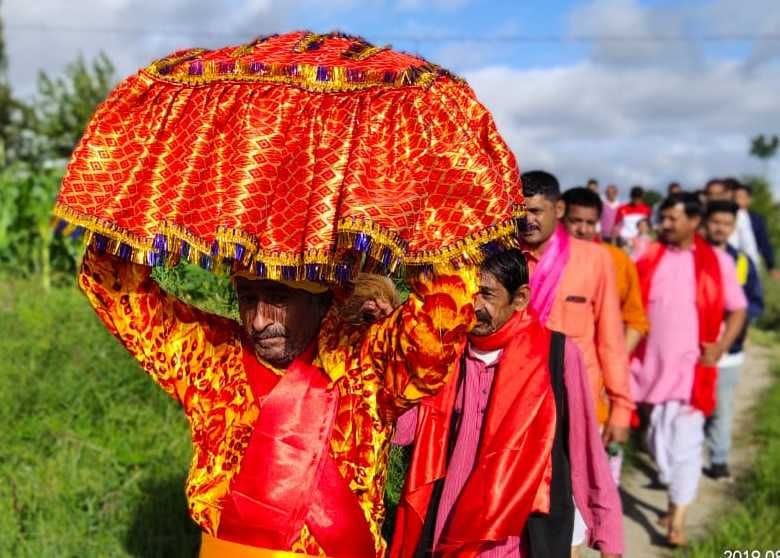सुंई बिशुंग के आषाढ़ी वायुरथ महोत्सव में मां भगवती की गुप्त प्यौली को मंदिर की ओर ले जाते श्रद्धा सुंई बिशुंग के आषाढ़ी वायुरथ महोत्सव में मां भगवती की गुप्त प्यौली को मंदिर की ओर ले जाते श्रद्धा