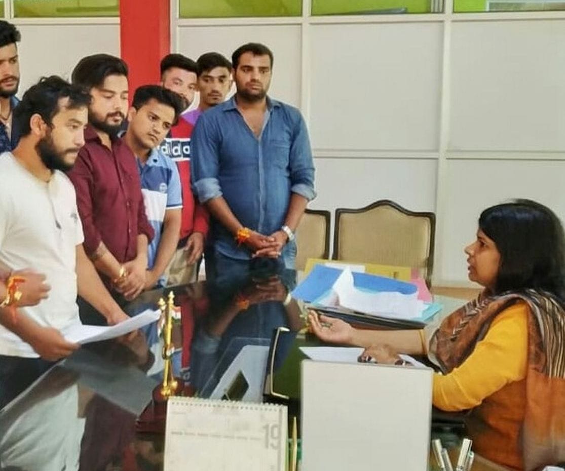 कलक्ट्रेट में डीएम रंजना राजगुरु को ज्ञापन सौंपते बजरंग दल के कार्यकर्ता।