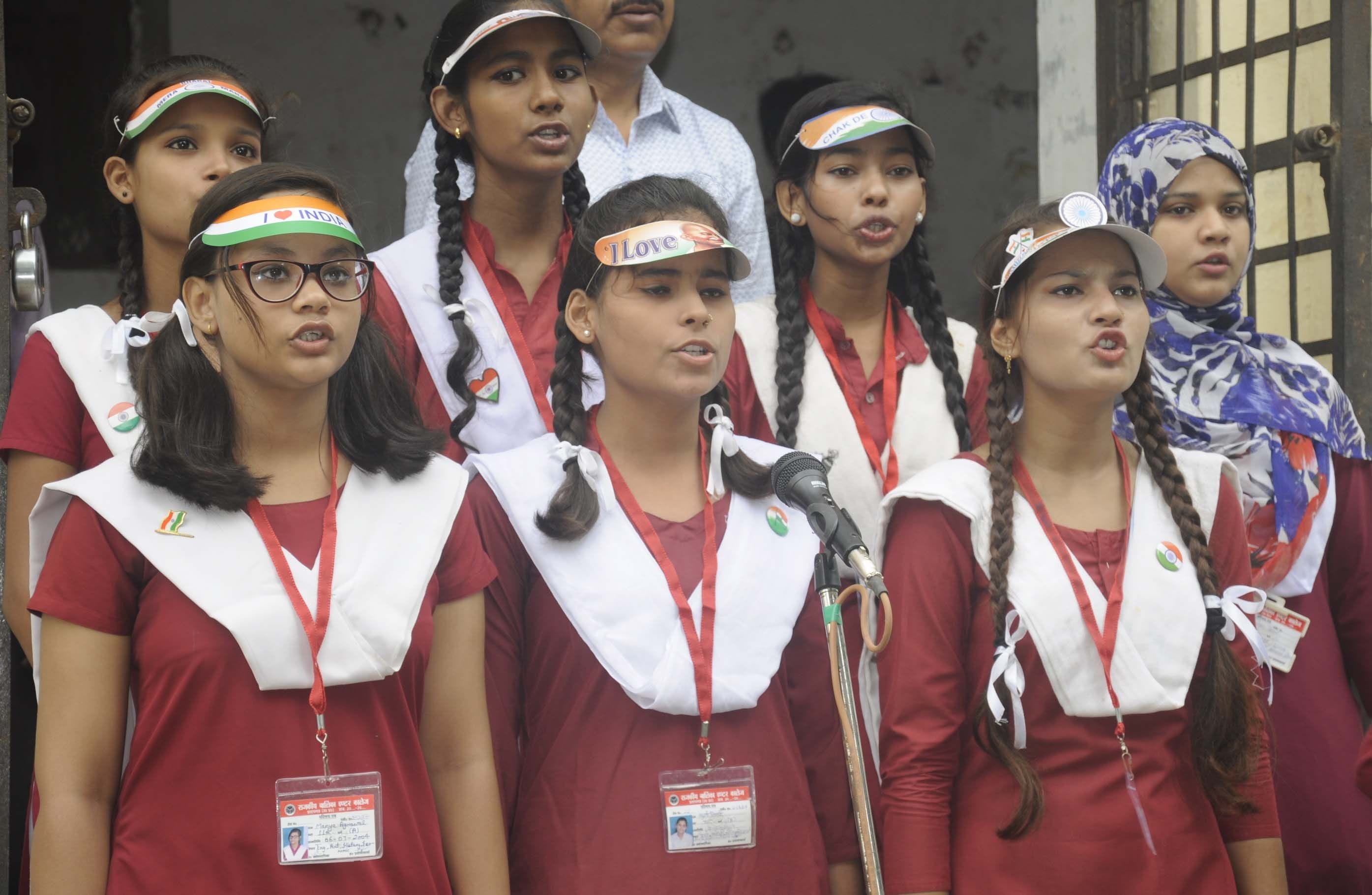 स्वतंत्रता दिवस पर कलेक्ट्रेट में राष्ट्रगान करती छात्राएं। स्वतंत्रता दिवस पर कलेक्ट्रेट में राष्ट्रगान करती छात्राएं।