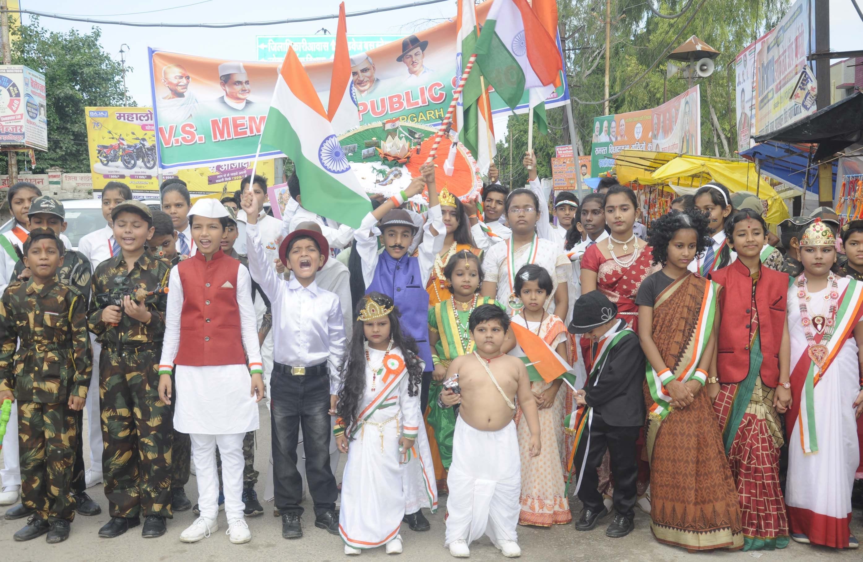 स्वतंत्रता दिवस पर शहर में निकली स्कूली बच्चों की प्रभात फेरी। स्वतंत्रता दिवस पर शहर में निकली स्कूली बच्चों की प्रभात फेरी।
