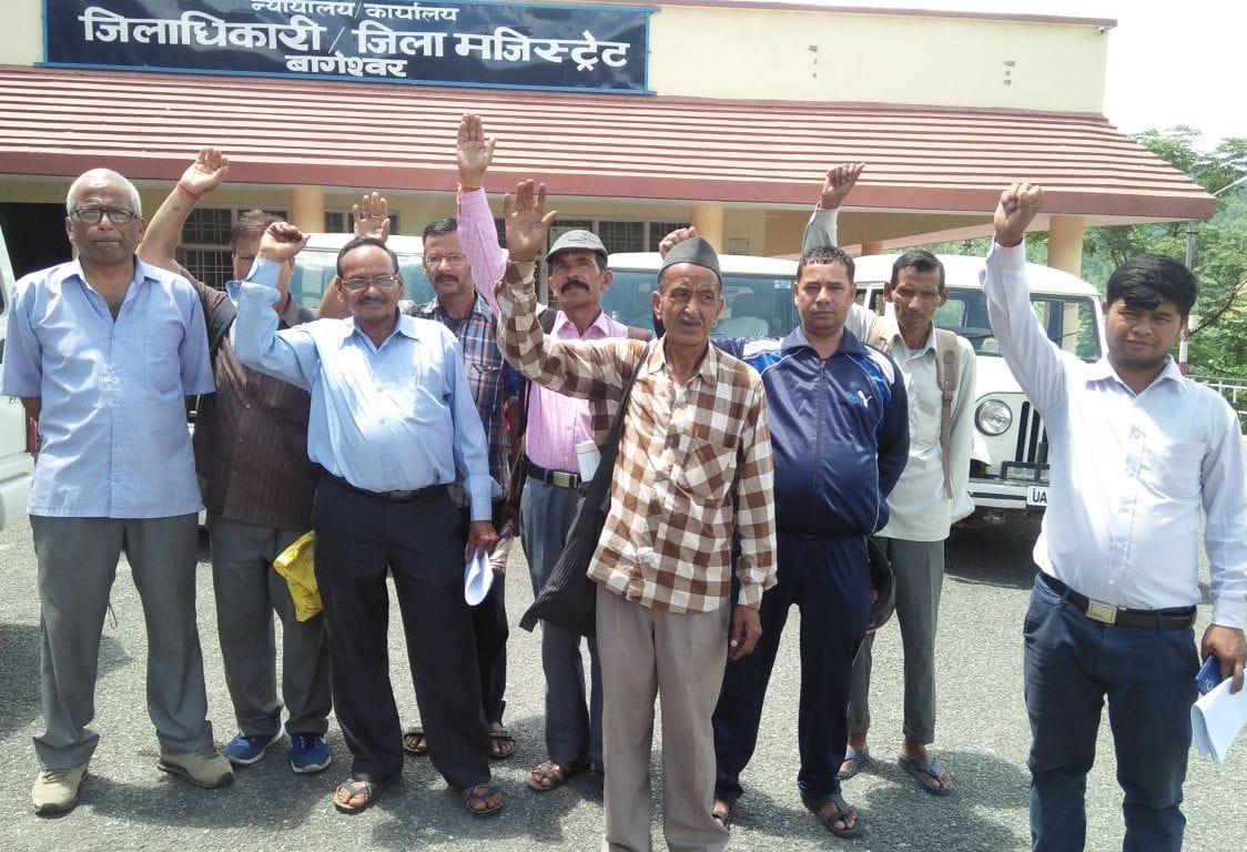 कलक्ट्रेट में प्रदर्शन करते लखमारा के ग्रामीण। कलक्ट्रेट में प्रदर्शन करते लखमारा के ग्रामीण।