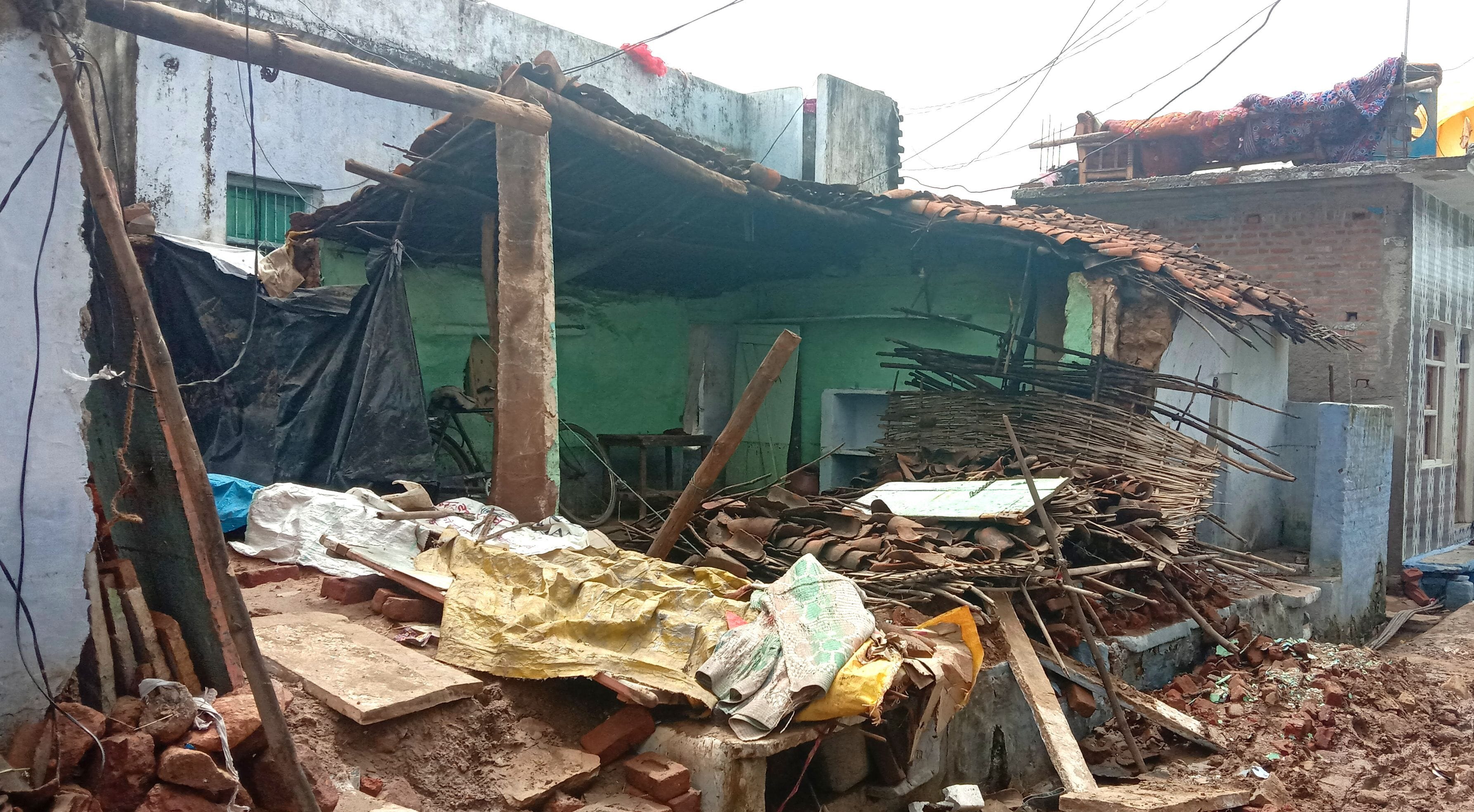 ललितपुर के रावतयाना मुहल्लों में बाढ़ से गिरा कच्चा मकान।