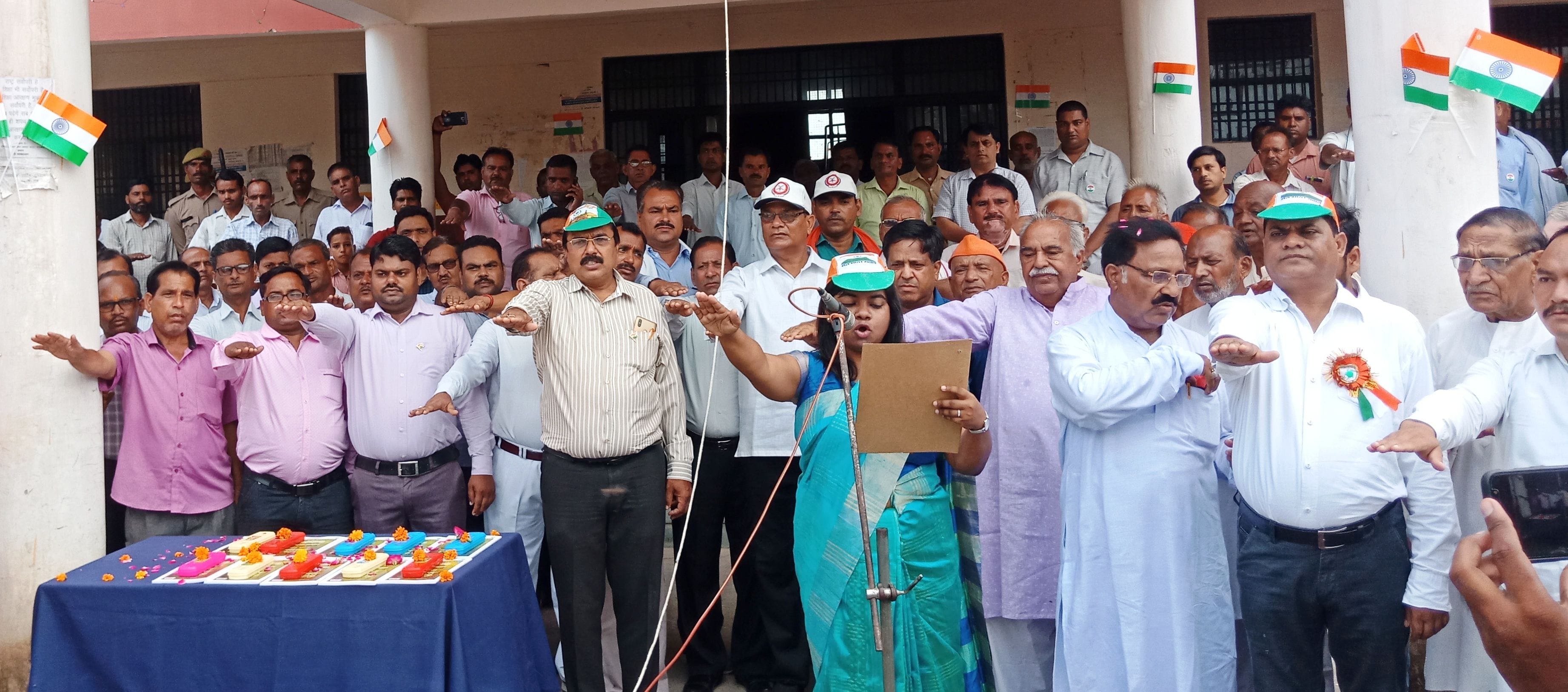1- स्वतंत्रता दिवस पर सादाबाद तहसील पर तहसील कर्मियों को शपथ दिलातीं एसडीएम ज्योत्स्ना बंधु।      