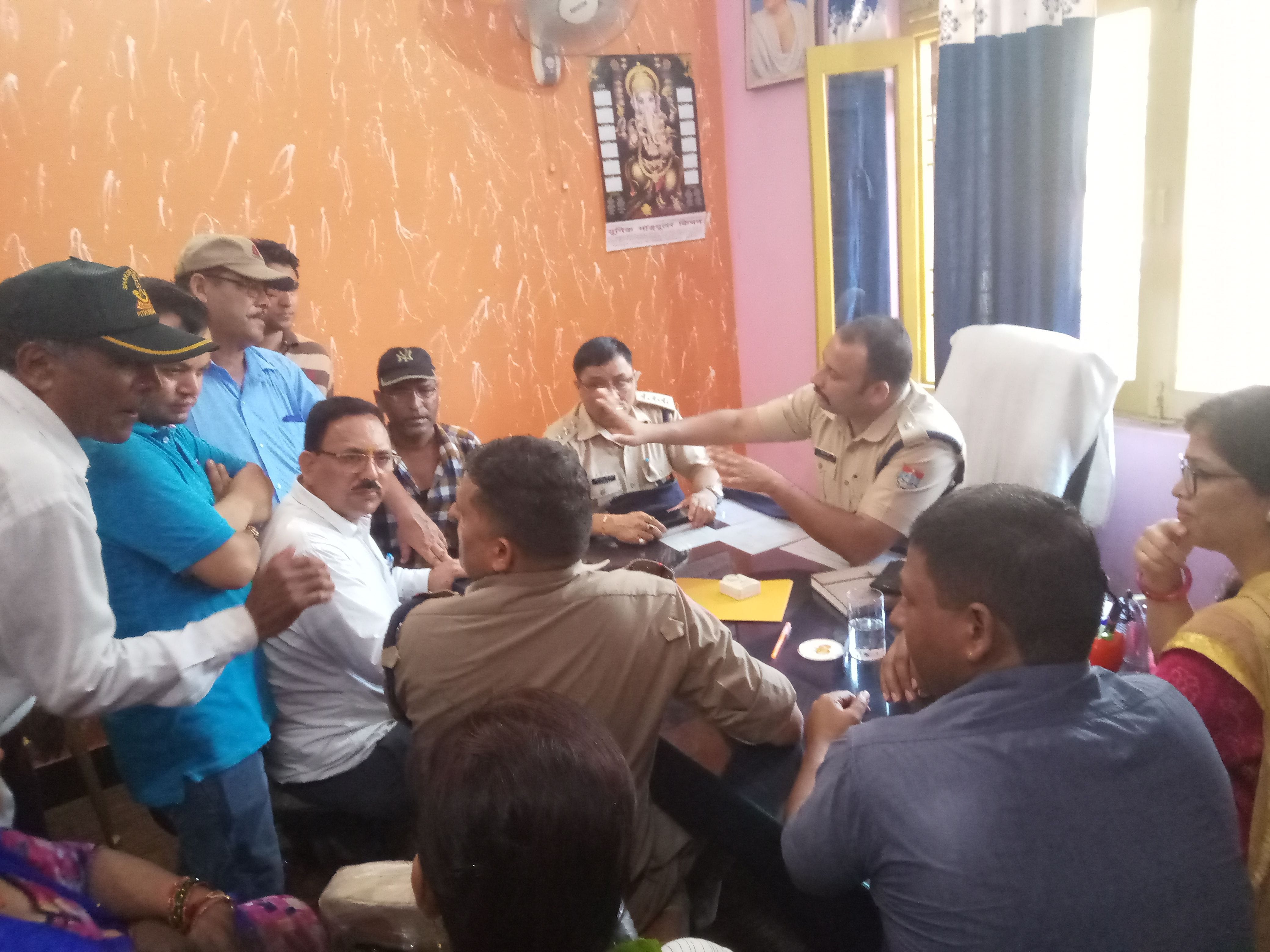16केटीएम02पी-खटीमा कोतवाली में घेराव के दौरान मृतक बैंक एटीएम गार्ड के परिजन व साथ आये प्रमुख लोगों 16केटीएम02पी-खटीमा कोतवाली में घेराव के दौरान मृतक बैंक एटीएम गार्ड के परिजन व साथ आये प्रमुख लोगों