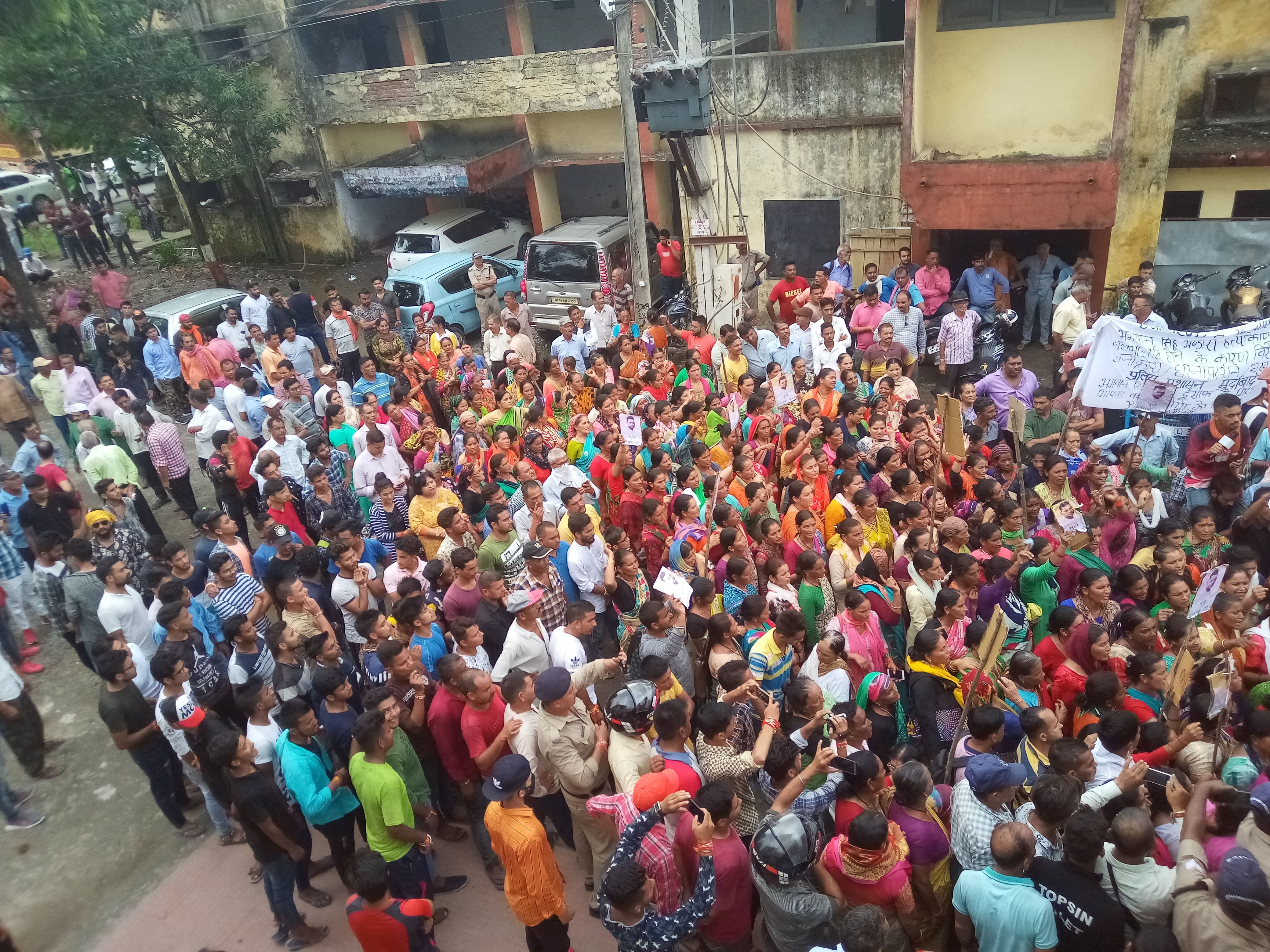 16केटीएम03पी-खटीमा कोतवाली का घेराव करते आक्रोशित मृतक एटीएम गार्ड के परिजन व ग्रामीण। 16केटीएम03पी-खटीमा कोतवाली का घेराव करते आक्रोशित मृतक एटीएम गार्ड के परिजन व ग्रामीण।