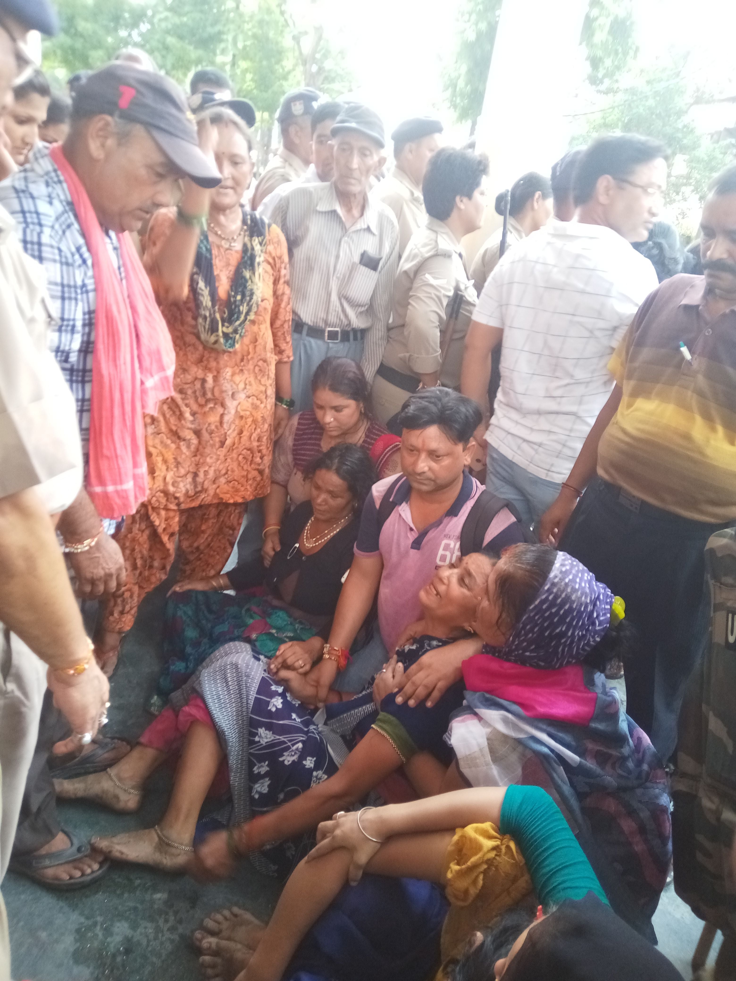 16केटीएम04पी-खटीमा कोतवाली में तत्काल कार्रवाई की मांग करती मृतक की मां व अन्य। 16केटीएम04पी-खटीमा कोतवाली में तत्काल कार्रवाई की मांग करती मृतक की मां व अन्य।