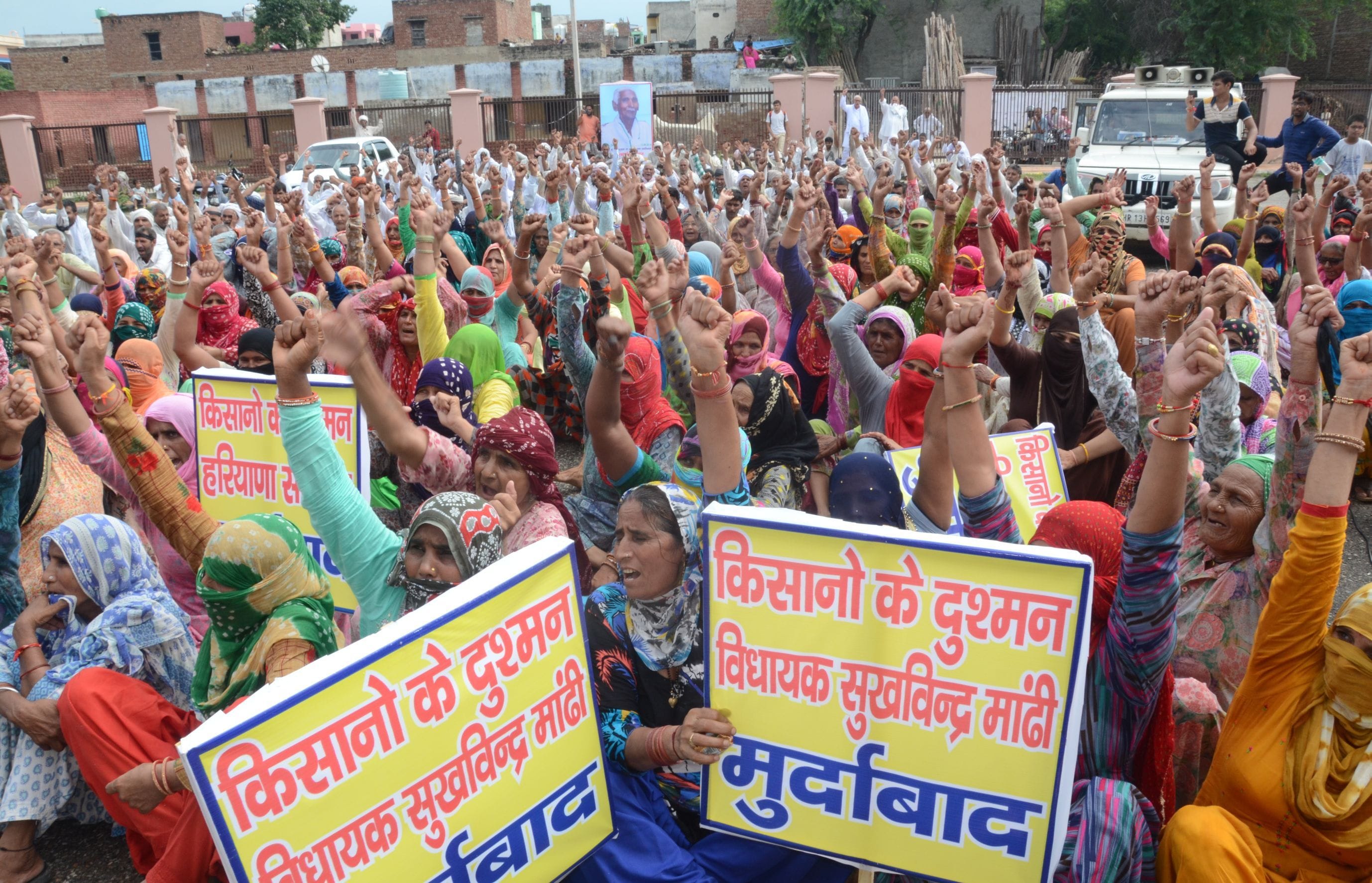 फोटो 50 डीसी के आने की प्रतिक्षा करते किसान। फोटो 50 डीसी के आने की प्रतिक्षा करते किसान।