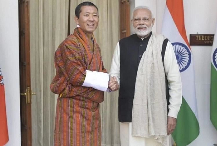 आज से दो दिन के भूटान दौरे पर पीएम मोदी, इन मुद्दों पर करेंगे बातचीत लोते शेरिंग-नरेंद्र मोदी (फाइल फोटो)
