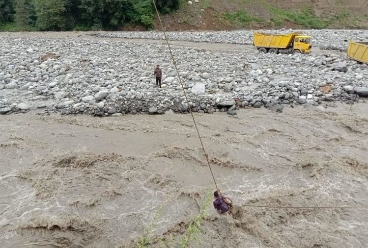 Heavy Rain in Himachal Pradesh Two people stuck in flooded Beas river