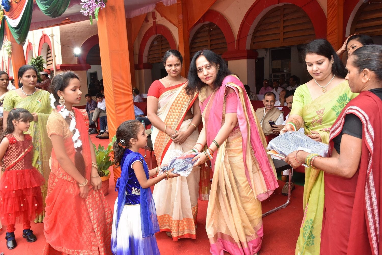 स्वतंत्रता दिवस पर डीआरएम कार्यालय पर आयोजित कार्यक्रम में बच्चों को पुरस्कृत करतीं महिला कल्य? स्वतंत्रता दिवस पर डीआरएम कार्यालय पर आयोजित कार्यक्रम में बच्चों को पुरस्कृत करतीं महिला कल्य?